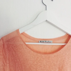  - Acne copy linen T-shirt. 100% linne. 
Jättebra skick! 
Frakt 35kr 