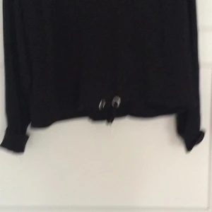  - Luvtröja från Monki, svart, köparen står för frakt ca 50kr 