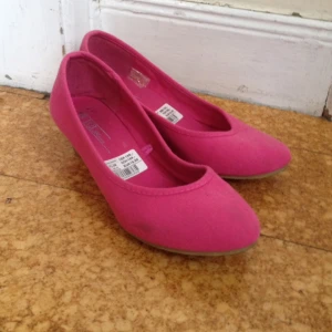  - Rosa skor med klack. Mycket sparsamt använda!