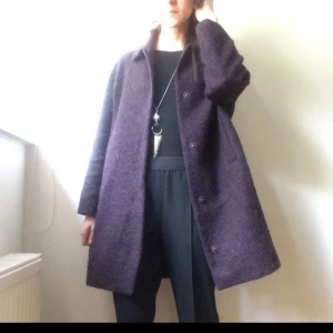  - Knappt använd kappa från Cos, fint skick. 
Materialet är en ullblandning (22% ull, 6 % alpaca). 