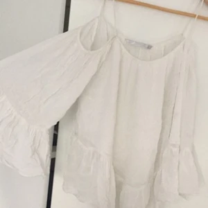  - Vit Off shoulder top från Zara