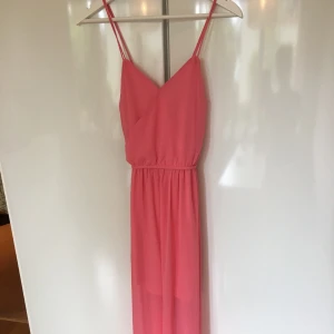  - Rosa långklänning från Ginatricot XS oanvänd 