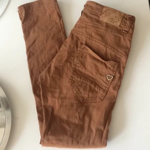  - Bruna Please jeans i storlek S men passar mer en M då de är stora i storleken. Sparsamt använda så de är i fint skick. Nypris: 1,649kr
För fler bilder hör av er!