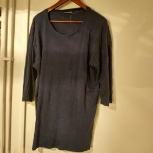  - 2/3 T-shirt mörkblå av märket Wester.  har en ficka på vänster sida under armen,  lite större krage än en vanlig T-shirt. BOR I STHLM 