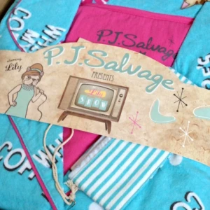  - HELT NY & OANVÄND! PJ Salvage Pyjamas, i kartong, redo att gosa runt i.
Nypris: ~850:-
Märke: PJ Salvage
Material: 100% Bomull

•
~🌸🌺🌸~
Priser alltid diskuterbara!
Möte i Sthlm/Köpare står för frakt
Swish/Bank/Paypal/Cash is Queen 👑
~🌸🌺🌸~
•