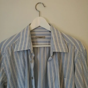  - Randig burrberry skjorta
