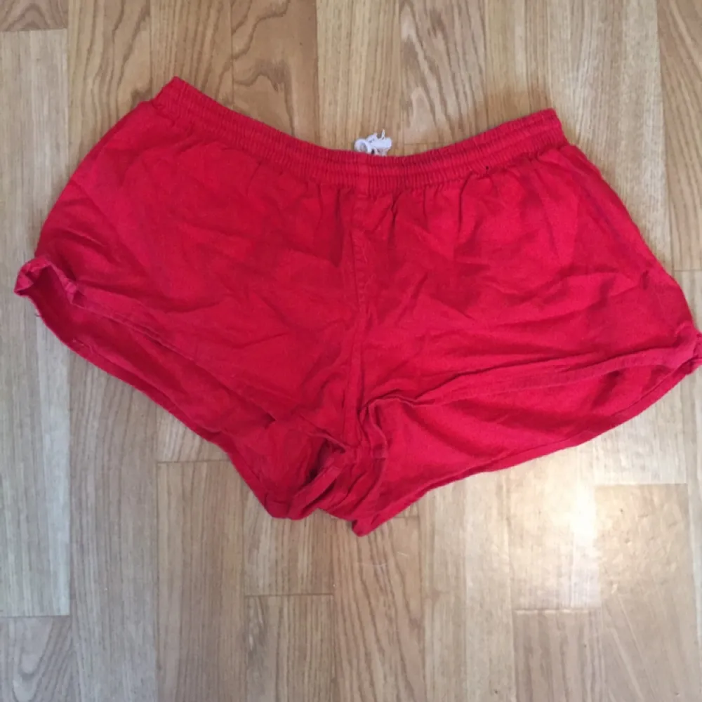 Korta röda shorts 
Ca strl s-m. Shorts.