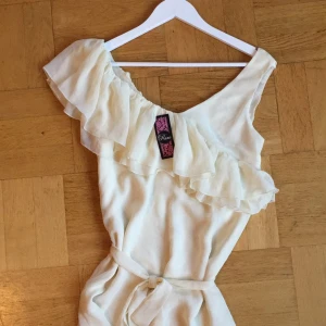  - Helt ny från Nelly  Ena "haken" som håller i bandet har lossnat lite, går snabbt att sy fast Kan mötas i centrala Stockholm eller skickas mot fraktkostnad 