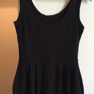  - Kort svart klänning med detaljer