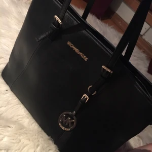  - Super fin väska sparsamt använd 
