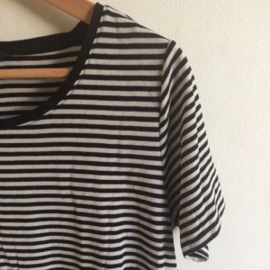  - Randig T-shirt i svart och vitt från monki i storlek S. 