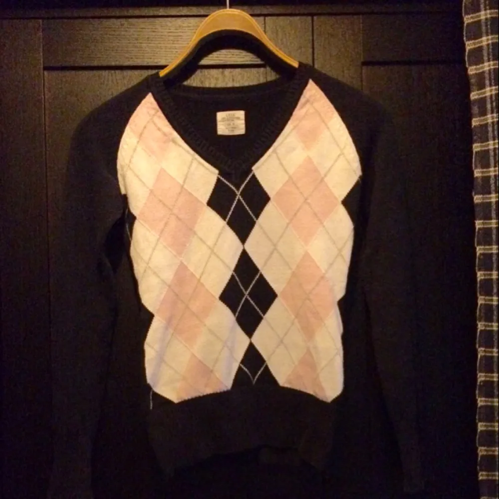 H&M tröja. Nästan oanvänd. Mörkblå, rosa, vit, grå. INTE sliten eller nopprig. Säljer den för 40 kr.. Tröjor & Koftor.