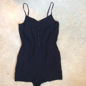  - Jumpsuit i fint skick från H&M Divided. Storlek 36. 