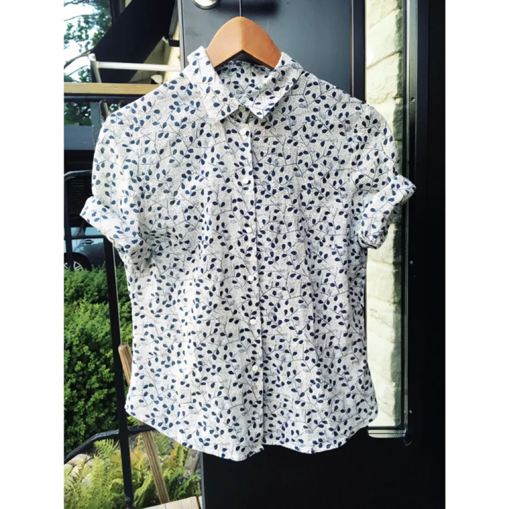 Trekvartsärmad skjorta (går även att rulla upp så den blir kortärmad) i mörkblått och vitt, superfin! 👄. Skjortor.