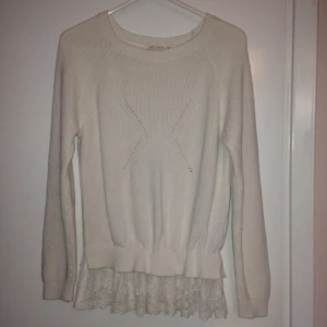  - Fin & varm stickad kofta med spets nertill. Sparsamt använd. Kan skickas mot fraktkostnad. 