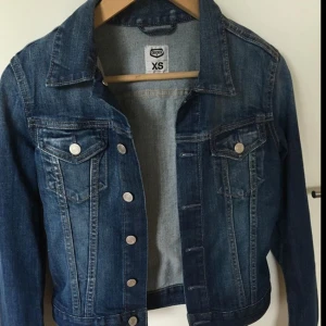  - Snygg jeansjacka i storlek XS knappt använd. 