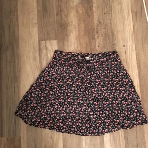  - Sommrig kjol med knäppning där fram, köpt på HM. I nytt tillstånd då den aldrig kommit till användning. 
Köparen står för frakten 🌸