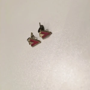  - Rosa trekants-örhängen, aldrig använda.
Köparen står för frakten 🍂