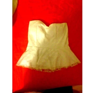  - Fin topp från Gina tricot, använt ett fåtal gånger.   (Ps lite fläck på framsidan i övre delen vid bröstkorgen, men de syns knappt) vid önskemål skickar jag gärna fler bilder. 