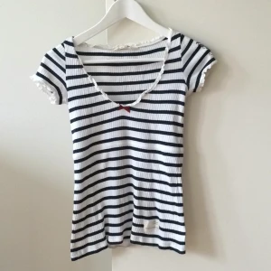  - Kortärmad tröja från Odd Molly i storlek 0 (XS-S). Använd ett fåtal gånger så är som i nyskick! :-) Säg till för fler bilder.