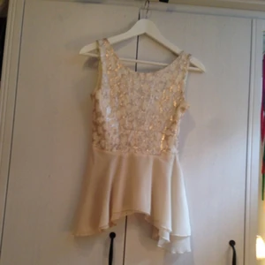  - Fin topp från Sisters med guldiga paljetter och spetsdetaljer i övre partiet.
Sitter jätte fint och har ett fint fall nertill
Tar swisch och frakt 35kr