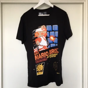  - Snygg retro tshirt med Super Mario på! Åtta-bitars in my heart!!! Den är märkt XL men är mer som en M/L! Bara använd en gång! ✨🙌🏼✌🏼️💕