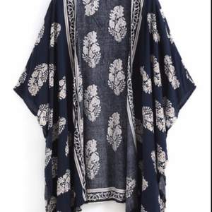 Superfin kimono i marinblått med mönster, frakten betalas av köparen