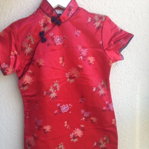  - Otroligt vacker asiatisk festklänning från Beyond Retro. Säljes pga för liten storlek för mig. 