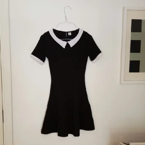  - Klänning från H&M divided. Stl 34/S. 
Använd 2 gånger så typ som ny. 
Frakt tillkommer eller så kan vi mötas vid medborgarplatsen! 