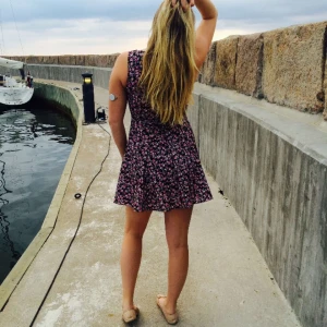  - Säljer en fin sommar klänning med blommor på pris kan omförhandlas kan lämna inom begränsade områden i Skåne     Lägre pris vid snabb affär