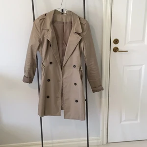  - Trenchcoat i storlek xs från hm. Fantastiks passform!
Bra skick. 
Frakt tillkommer.