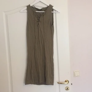  - samma klänning som den förra fast kortärmad och i grön färg. Jättefin på, använd en gång. Storlek S från vila:) köparen står för frakt. Lite skrynklig men de kan jag fixa innan jag fraktar den!
