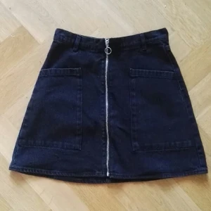  - helt ny jeanskjol (köpte igår) från monki i rejält jeanstyg, sitter supersnyggt, nypris 300 :- säljer pga köpte fel storlek (orkade inte stå i kö :( ) och vill köpa en större!! priset kan diskuterats vid snabb affär obs är i malmö tills måndag!