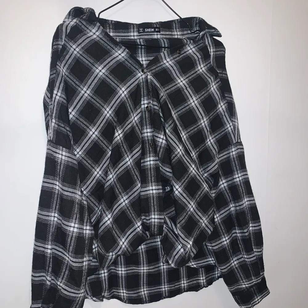 Skjorta från Shein i stl. S! Finns i centrala Uddevalla annars står köparen för frakt.. Skjortor.