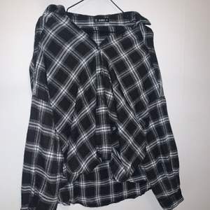 Skjorta från Shein i stl. S! Finns i centrala Uddevalla annars står köparen för frakt.