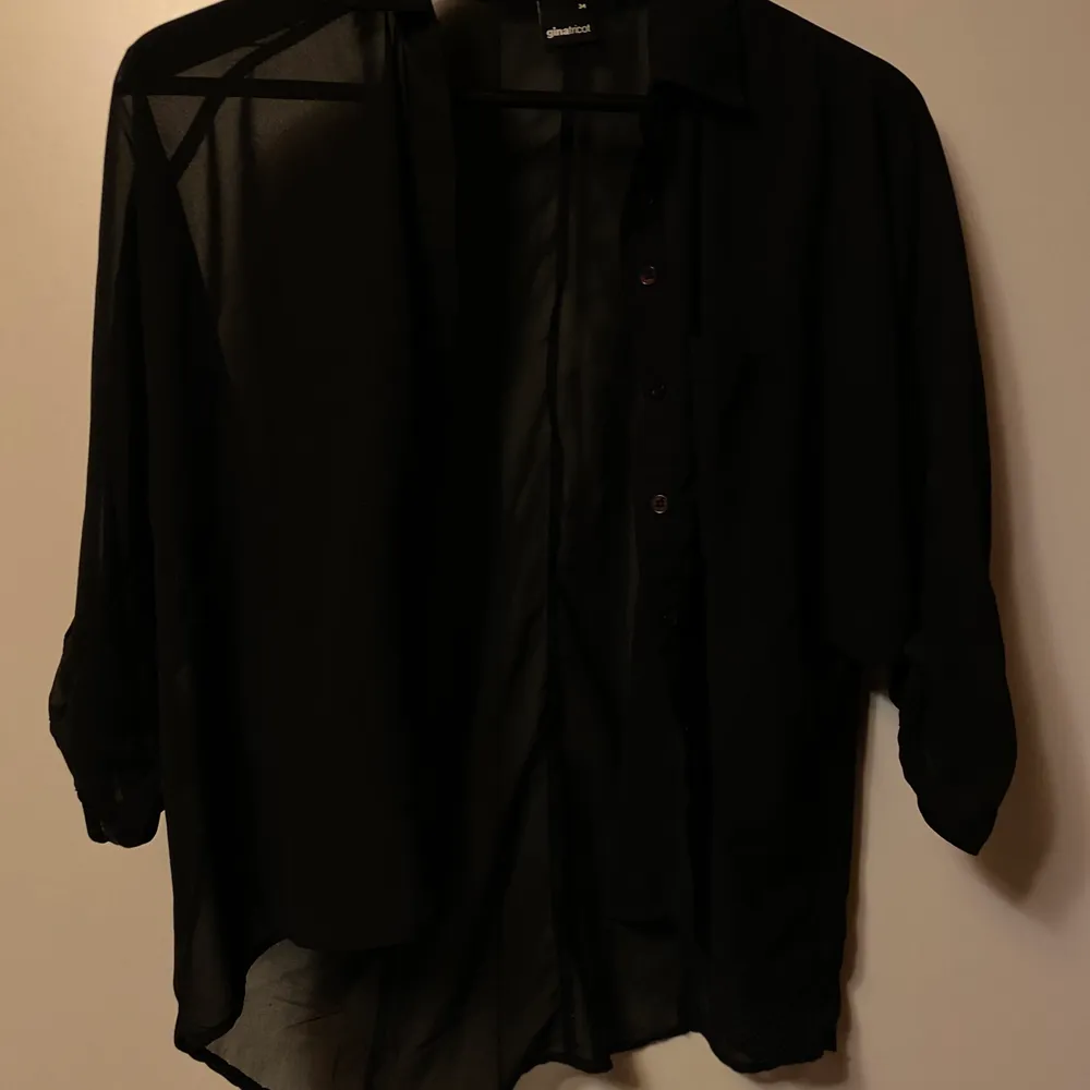 En superfin svart blus som är helt oanvänd! Säljes för 20kr, frakt tillsammans. ✨💕. Blusar.