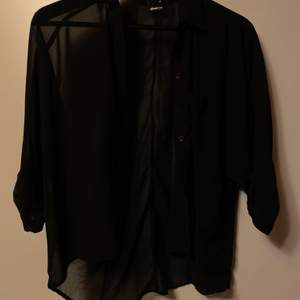 En superfin svart blus som är helt oanvänd! Säljes för 20kr, frakt tillsammans. ✨💕