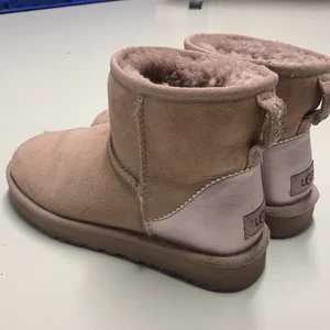 Uggs! - Jättefina rosa uggs i bra skick! Storlek 38💕 De är ljusrosa med lite shimmer i bak. Frakt tillkommer, skriv vid intresse!❤️💕kan möjligtvis mötas upp i stockholm!