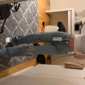 Vida jeans - Säljer dom populära jeansen ifrån Gina tricot! Säljer då jag aldigt använt de för jag har redan liknande. Slutsålda i både butik och hemsida,Nypriset är 599kr! Buda!💞