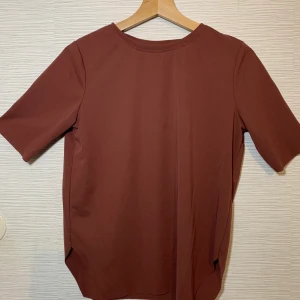 Lila t-shirt  - Super snygg lila T-shirt och i skönt material