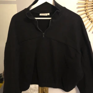 Svart zip weekday - En svart zip hoodie (?) från weekday. Super snygg och skön. Använd några få gånger. Frakt tillkommer, det står pris längre ner i posten.