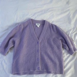 Lila stickad kofta  - Jag säljer min lila kofta från Monki då den aldrig kommer till användning. Använts endast 1 gång så den är som ny. Den är storlek L men sitter som en M på mig som vanligtvis har S. Skriv privat för fler bilder💗 köparen står för frakten.