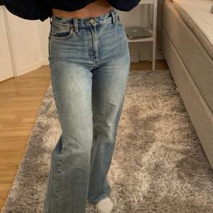 Jättefina vida och högmidjande jeans från monki. Säljer dessa pågrund av att de är försmå för mig. Sparsamt använda och därmed i bra skick! Perfekt längd för mig, 160 cm. Originalpris 400 kr. Frakt tillkommer. 