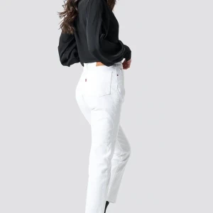 Levis 501 - Vita 501 Levis Jeans, liten fläck på framsidan av byxorna. (Bild 2) köpare står för frakt 