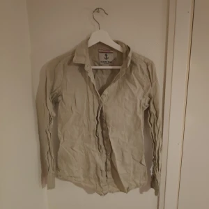 Beige skjorta - Beige skjorta. Gjord av 100% linne. 