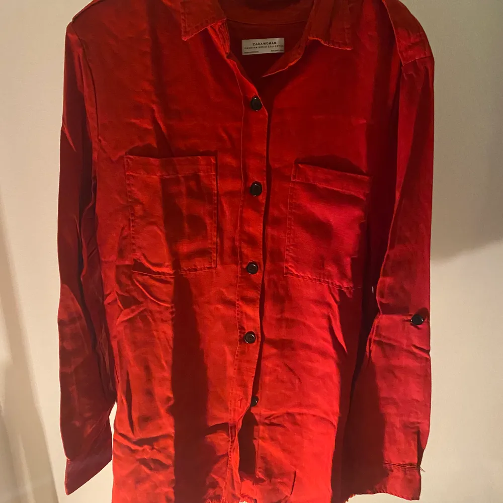 Red Zara shirt, hip length (a bit long), very nice quality and thickness. I’ve worn it once, so it is in perfect condition. Size L but can be worn oversized by a M or S. Skjortor.