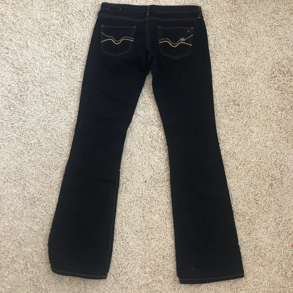 Superfina lågmidjade bootcut jeans från Replay ❤️ tyvärr för små för mig, så säljer dem 💓 Midja:80cm. Innerbenslängd: 85cm. De är i nyskick! Passar nog bäst på en S. Jeans & Byxor.