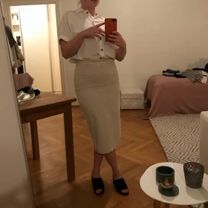 Långkjol - Beige longkjol, i bomull, men tyget påminner  om linne. Fint material och väldigt fin passform. Vintage. 