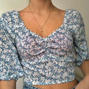 Topp från Verge Girl  - Topp från det australiensiska märker Verge Girl. Storlek 8, skulle säga den passar XS samt S. Använd men i fint skick. (Frakt inkluderat i priset)  ”obs: har en neonrosa bh under tröjan som lyser igenom lite, därför den ser lite rosa ut.”