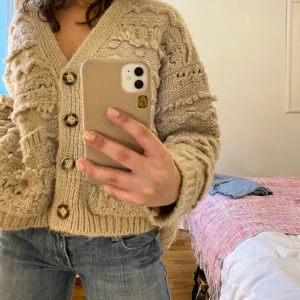 Stickad kofta från ZARA - Mysig kofta från Zara, använd fåtal gånger💕storlek M. Budgivning i kommentarerna💖